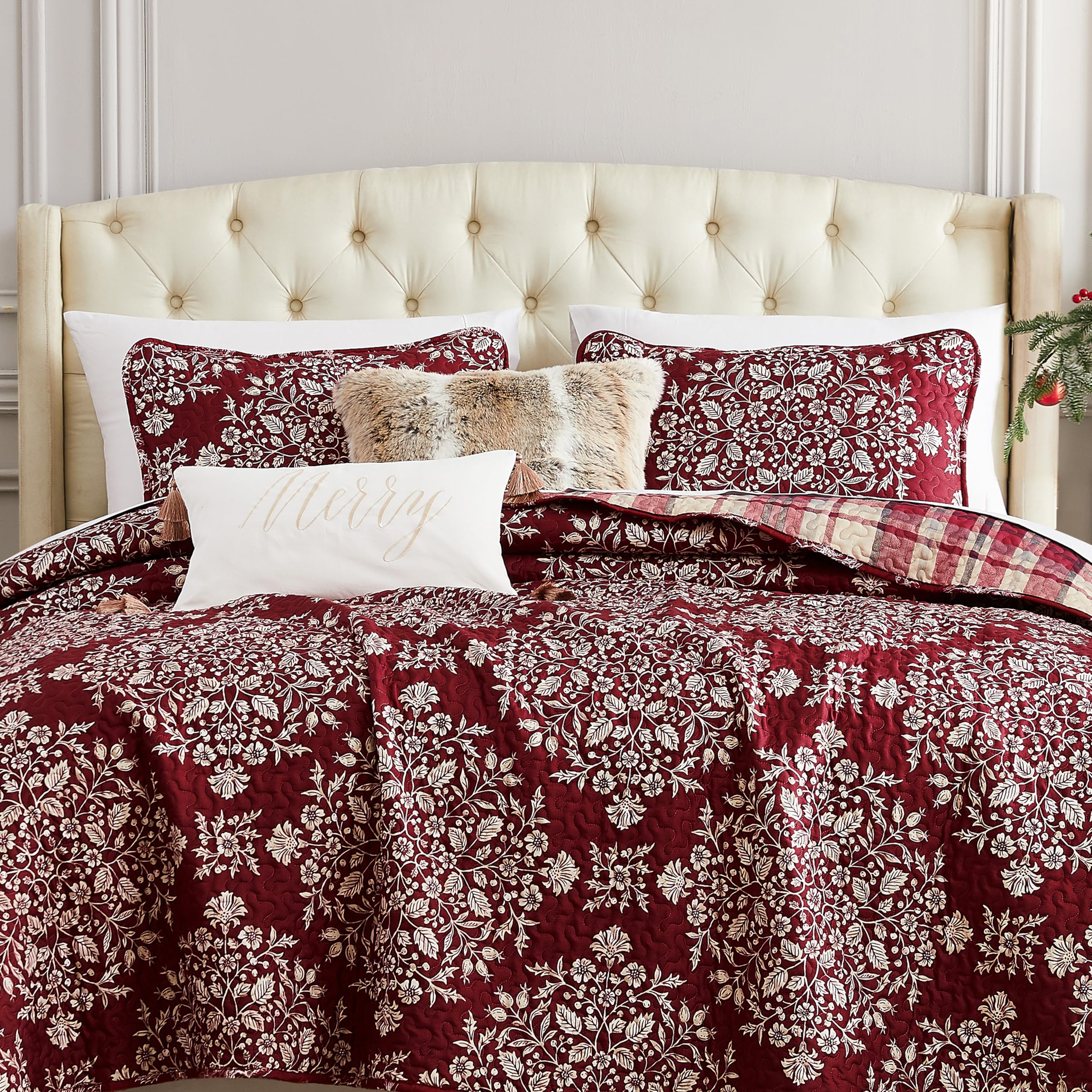 Southshore Fine Living, Inc. Christmas Quilt Set, Twin/Twin Xl Size 5-Piece Christmas Bedding Set W/Shams & Throw Pillows; Rever